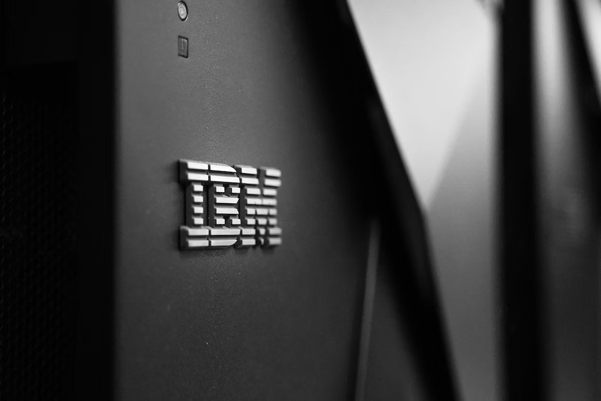 IBM logo da empresa em computador