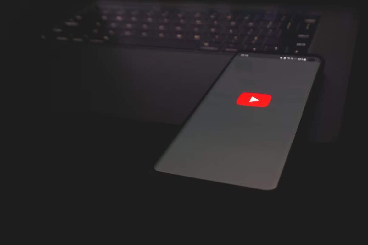YouTube em smartphone com logo visivel
