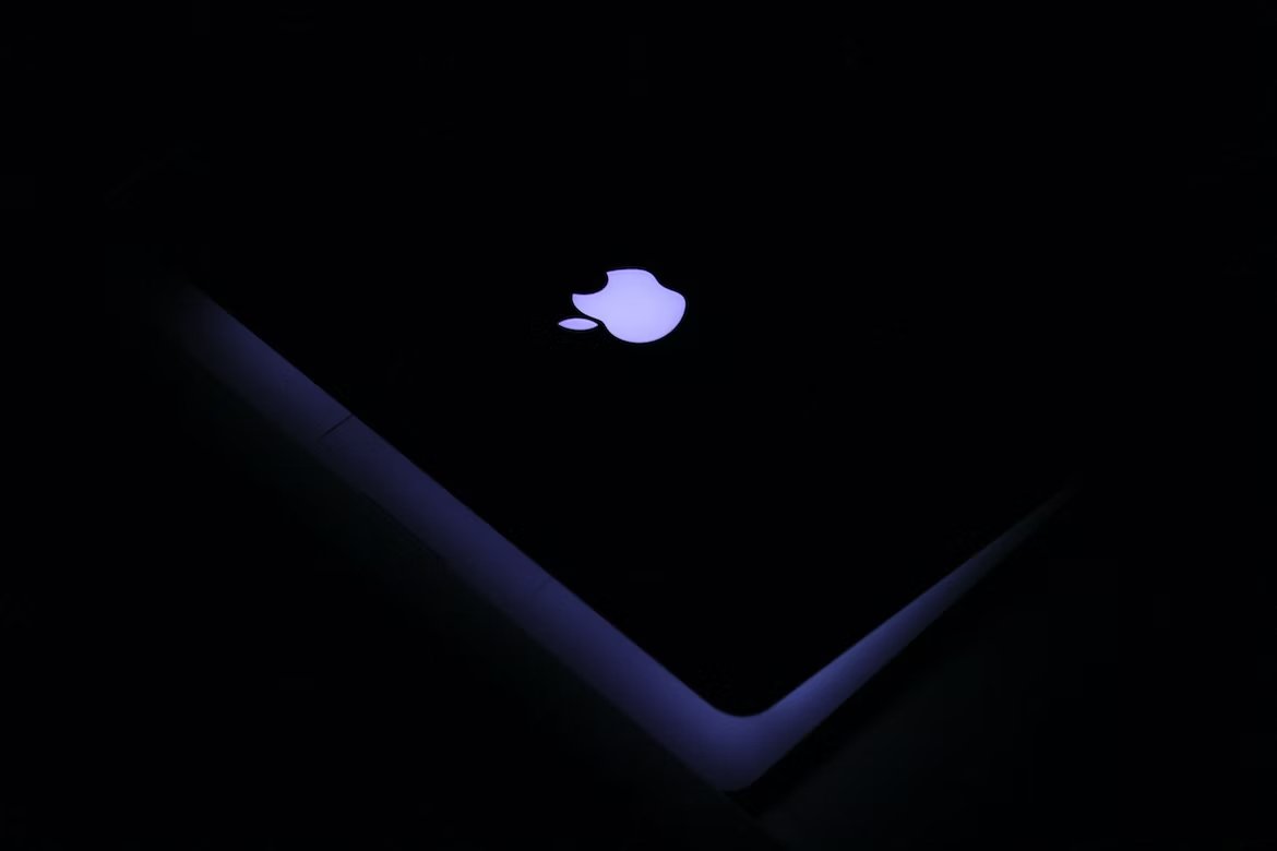 Apple computador com logo da empresa em destaque