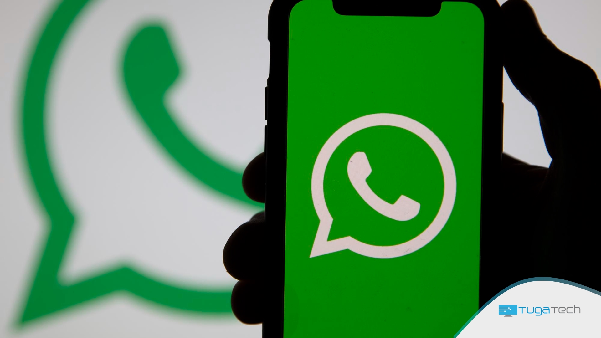 WhatsApp em smartphone e como imagem de fundo