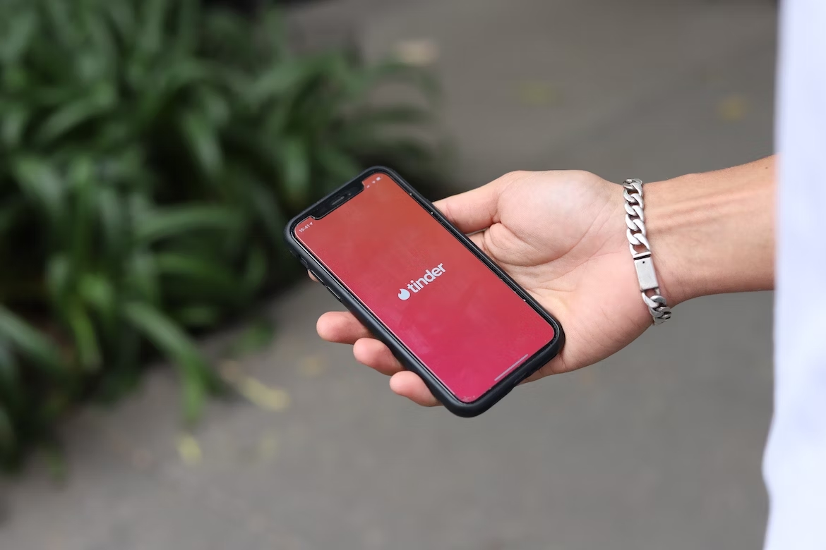 Tinder em smartphone