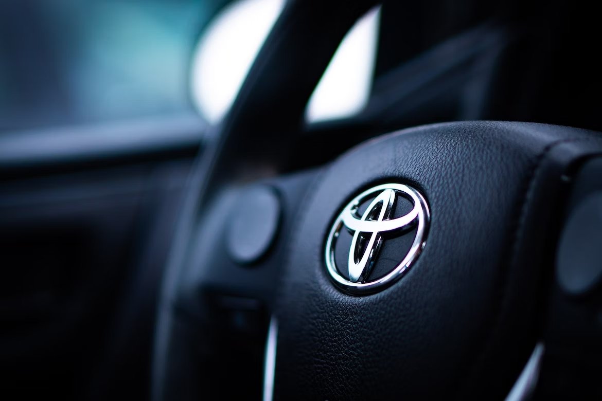 Toyota em logo no volante de um veiculo da empresa