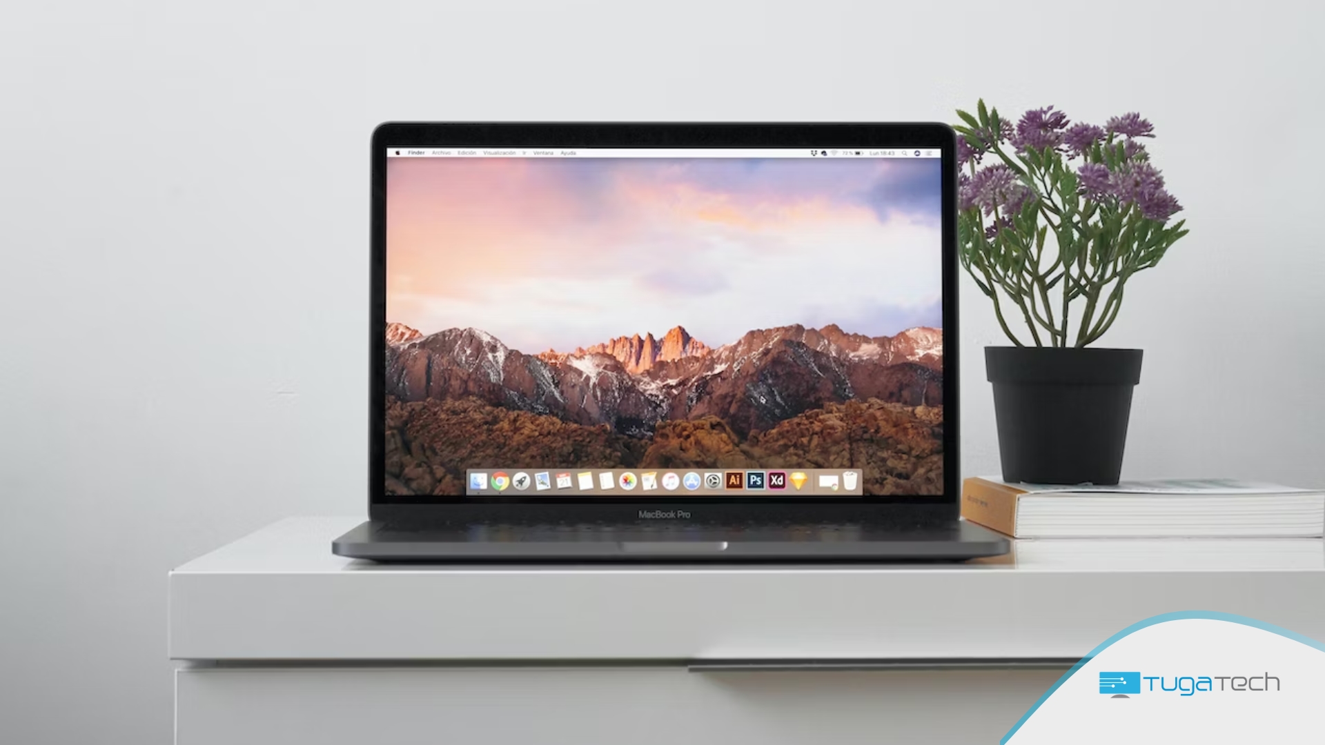 Apple MacBook em cima de mesa