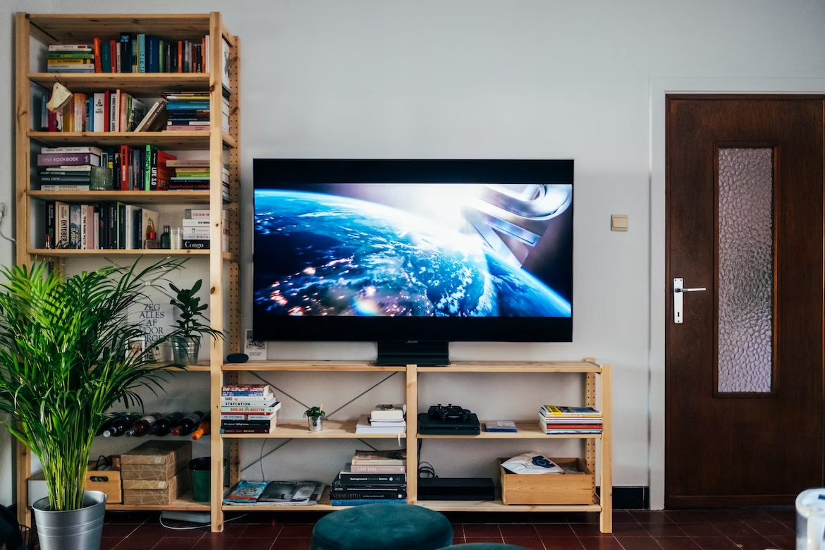 Televisor em móvel no meio da sala