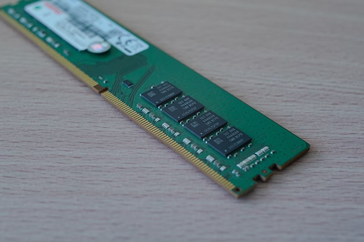 Memória RAM em cima de mesa