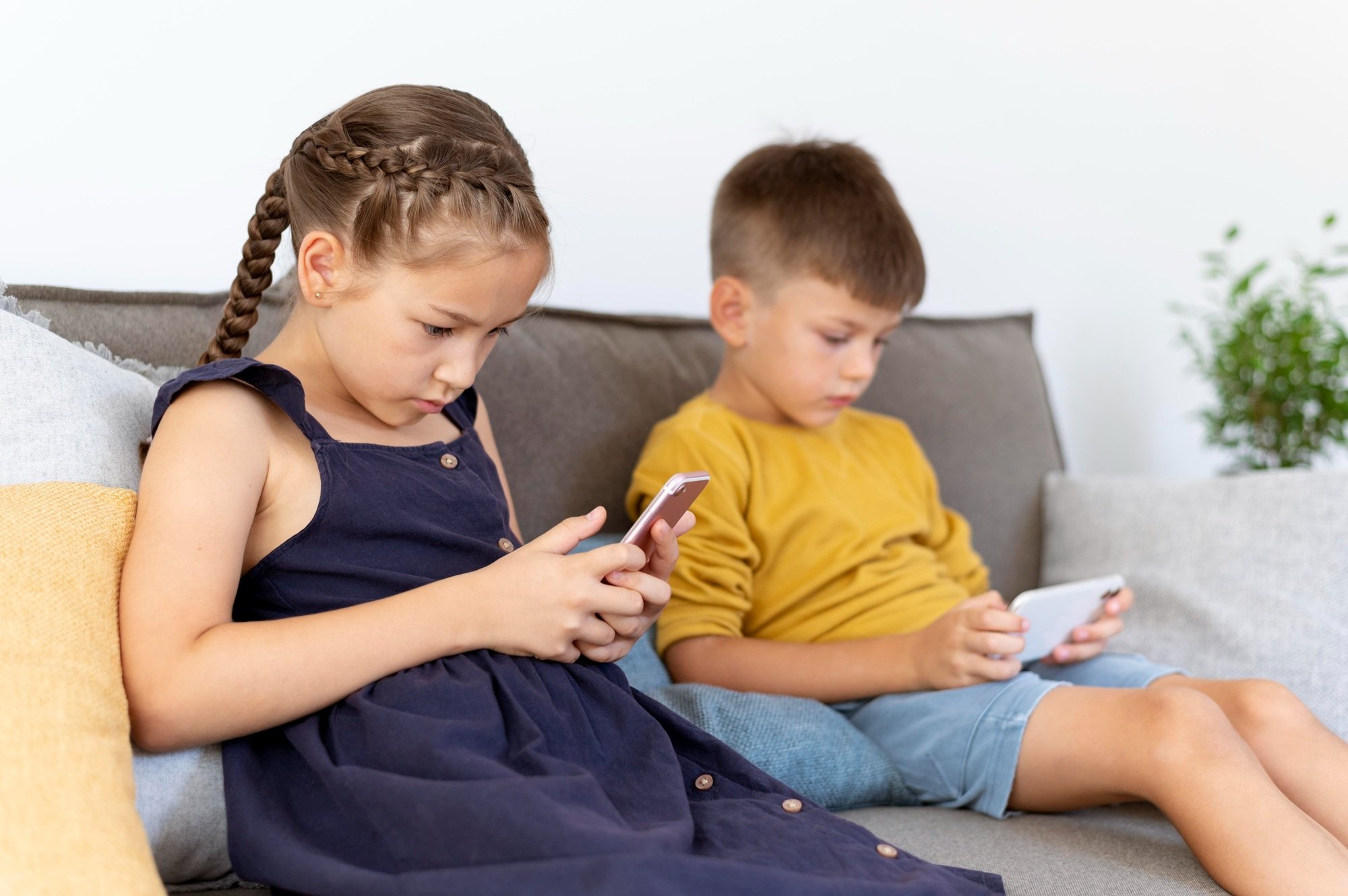 crianças em frente do smartphone