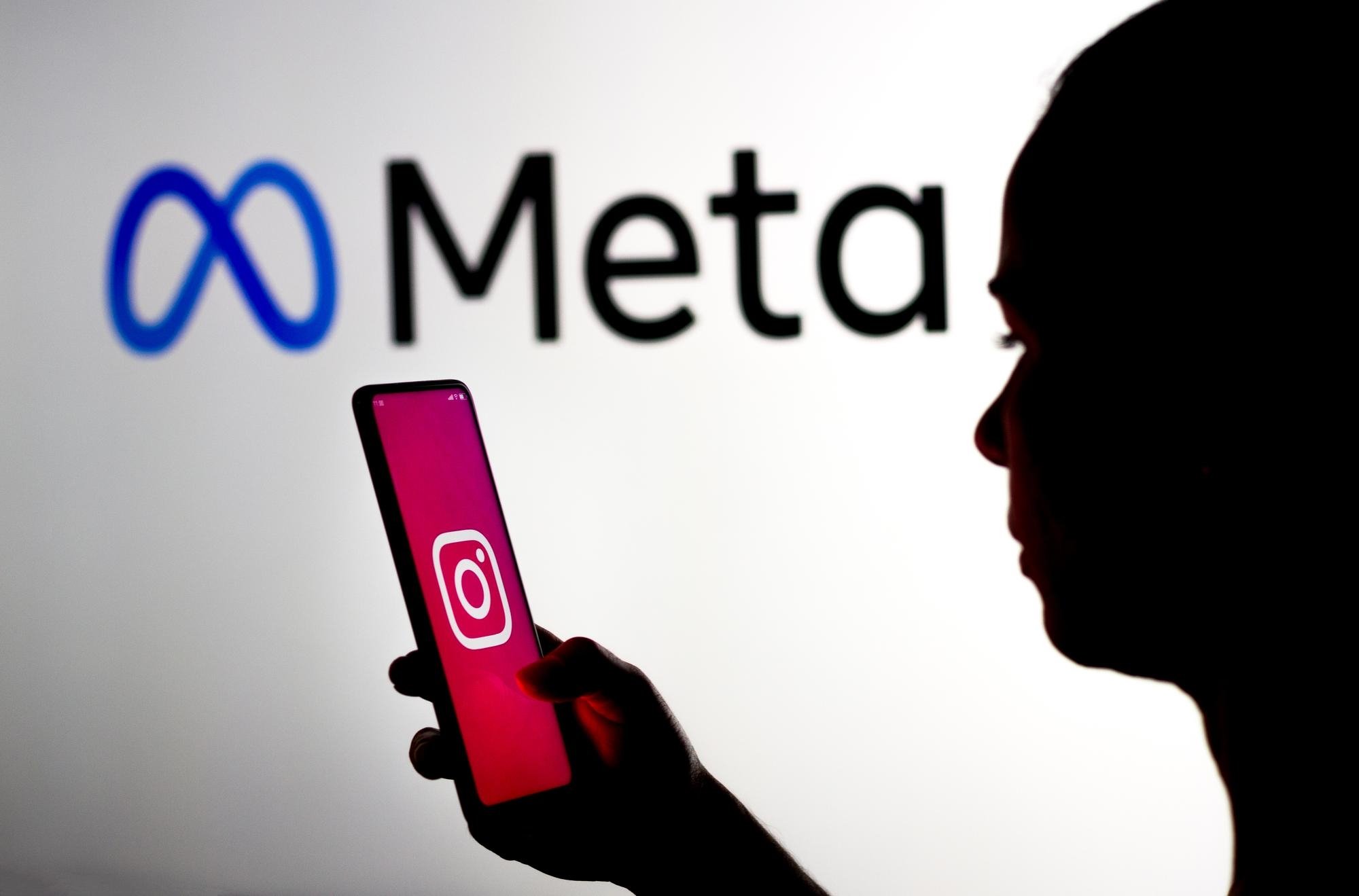 Meta e Instagram em smartphone com pessoa a segurar telemóvel