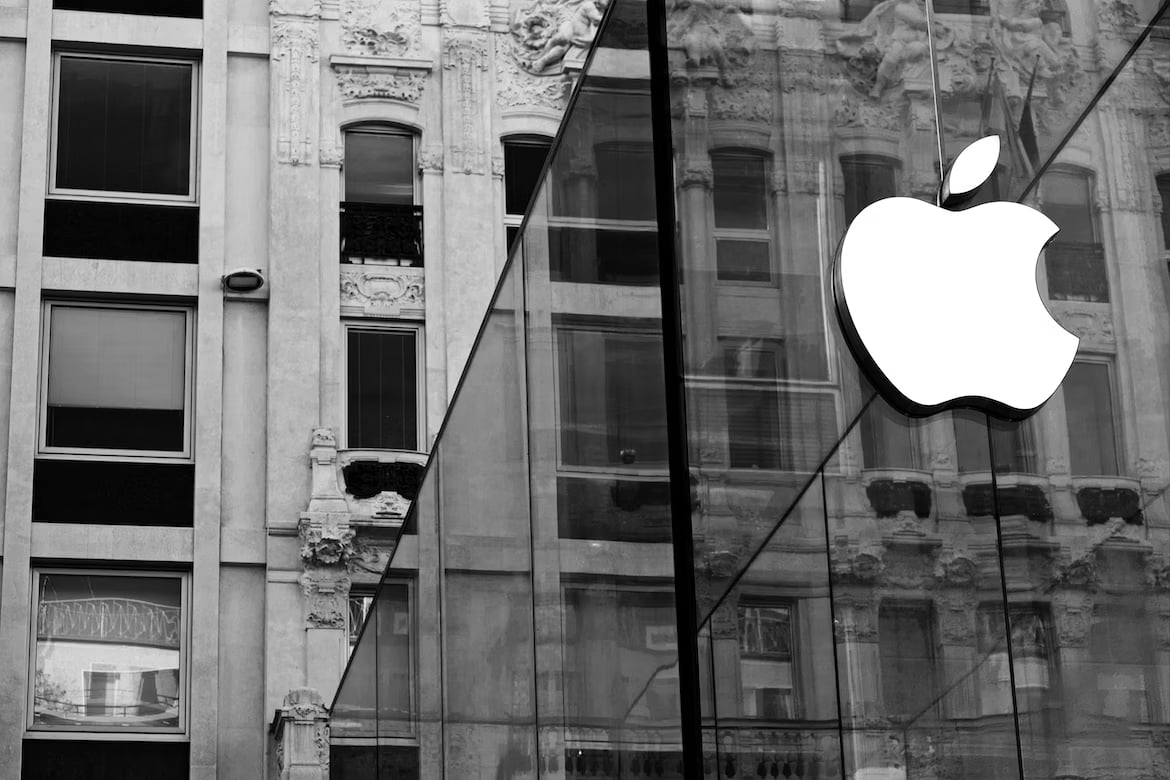 logo da Apple em loja da empresa
