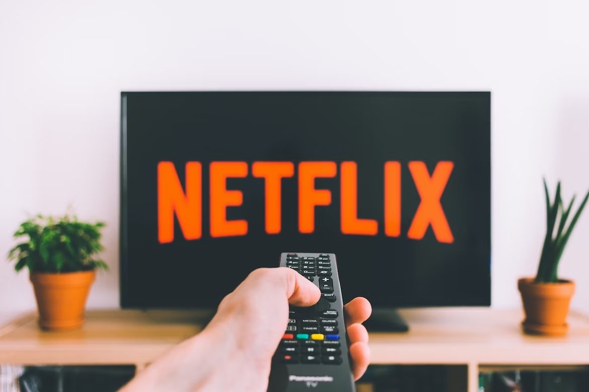 Netflix em TV com comando na frente