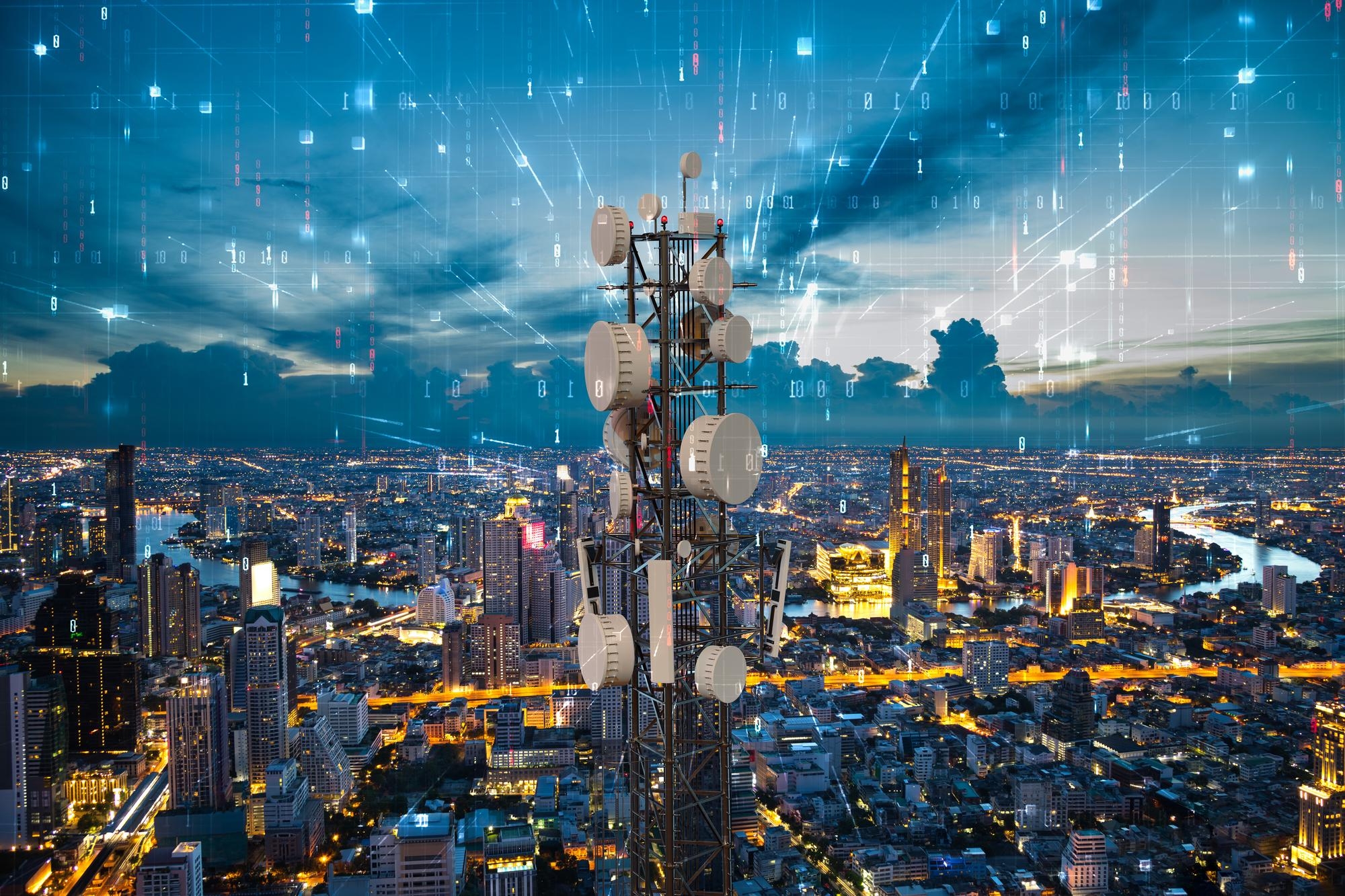 Antena de rede móvel no meio de cidade