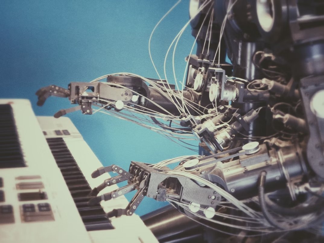 Robot a tocar piano em semelhança a tecnologia de IA