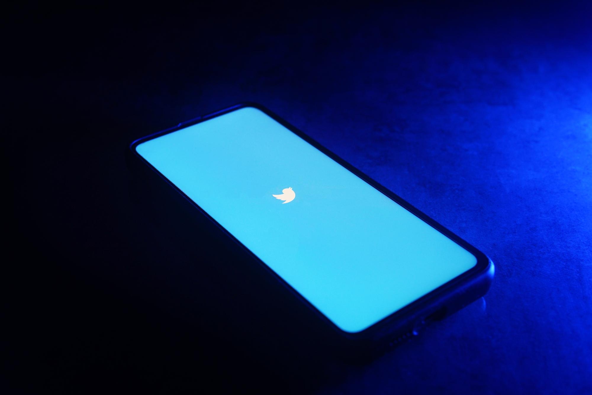 Twitter logo em app de smartphone