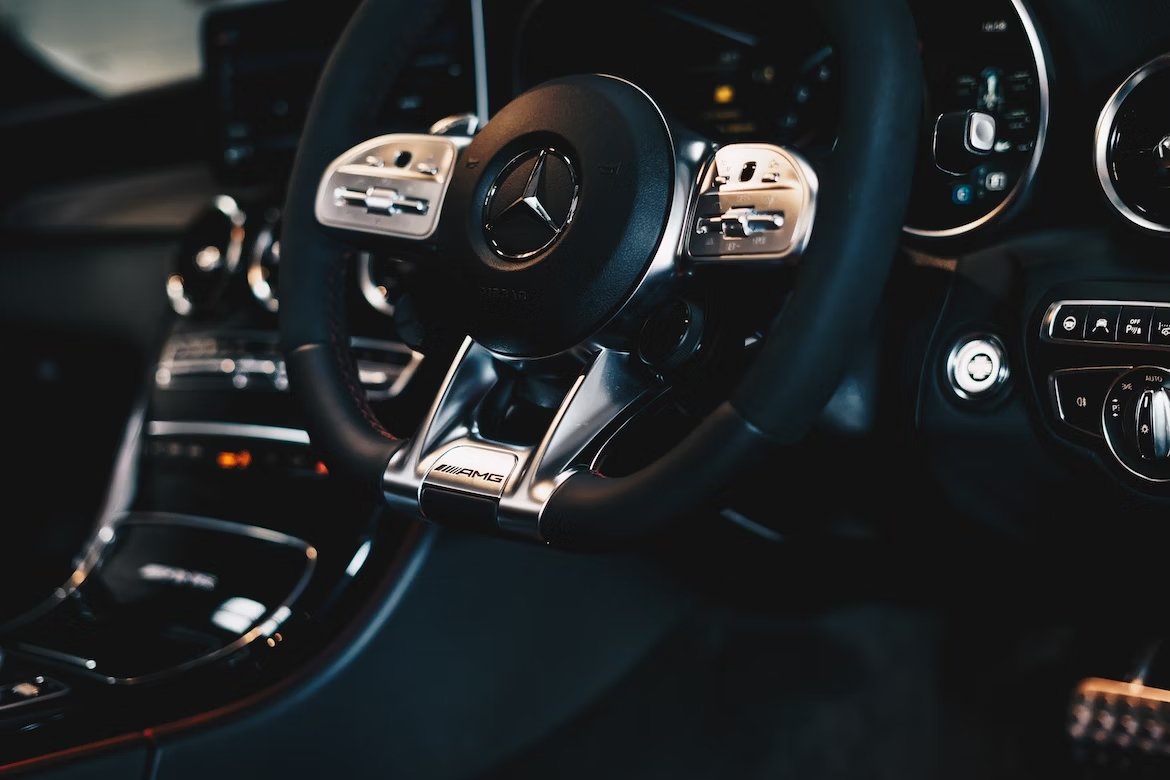 Interior do Mercedes com volante em destaque