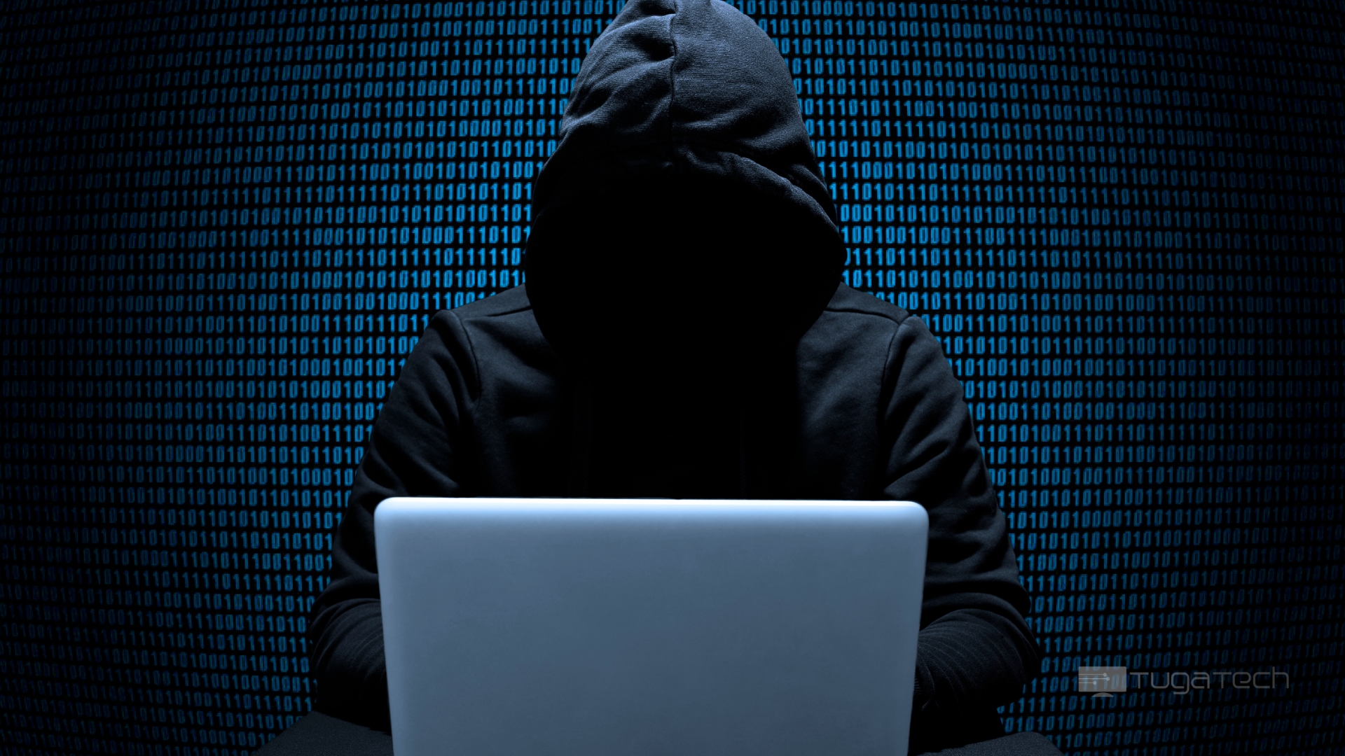 Hacker em frente de computador