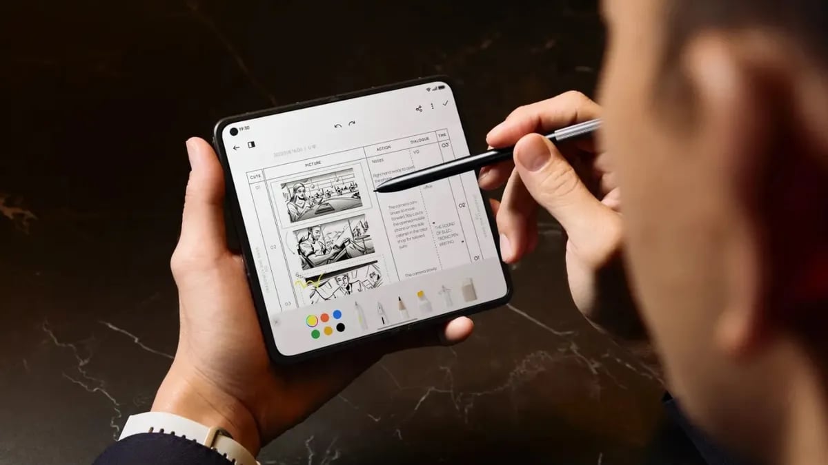 Oppo dispositivo dobrável a ser usado por utilizador