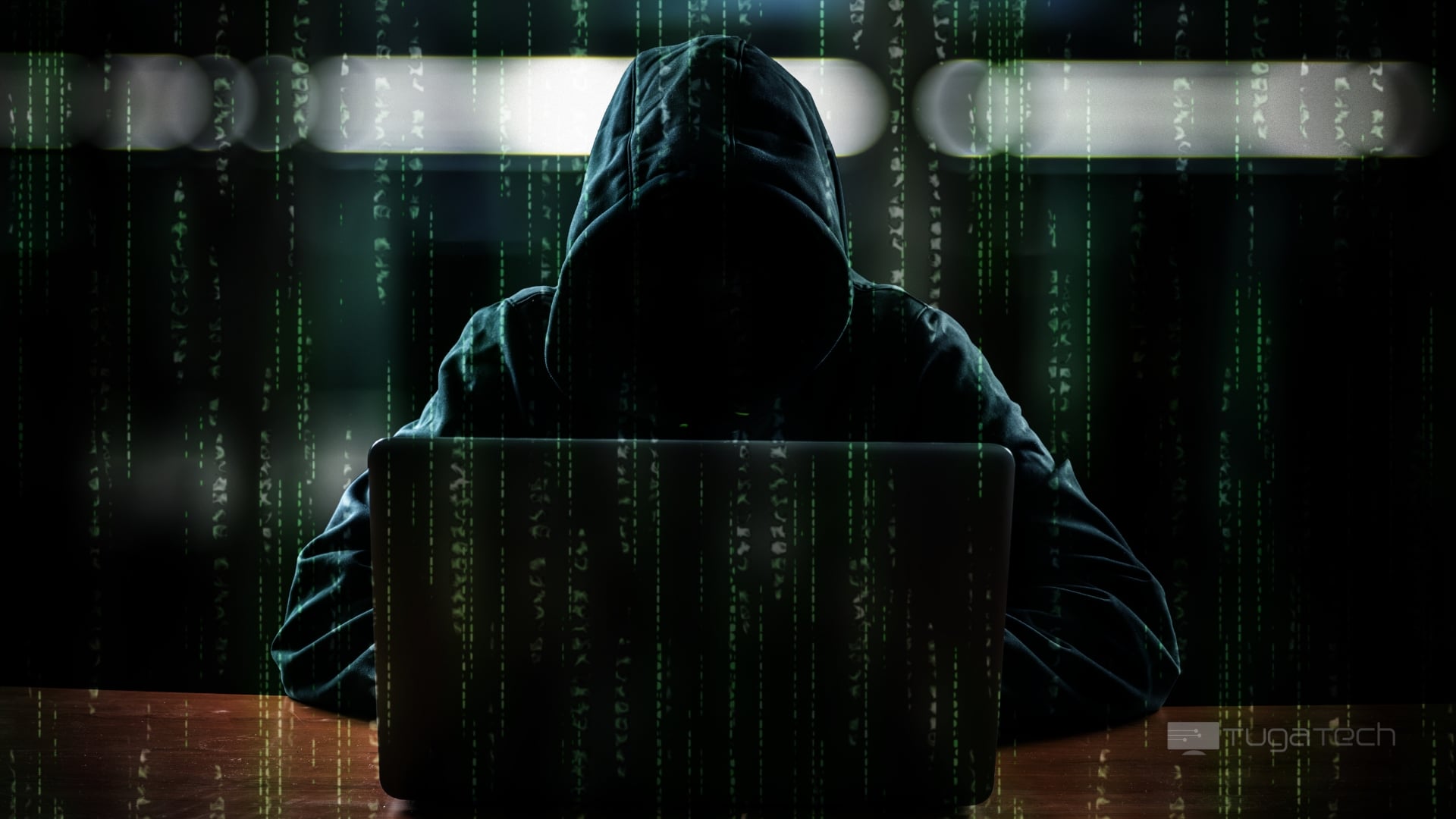 Hacker em frente de computador