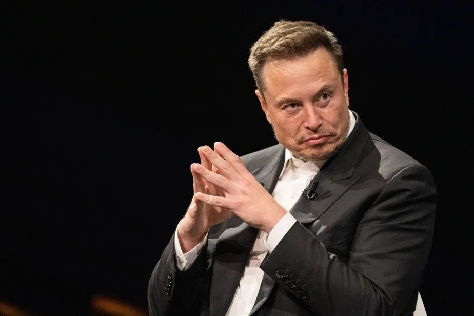 Elon Musk a olhar de lado