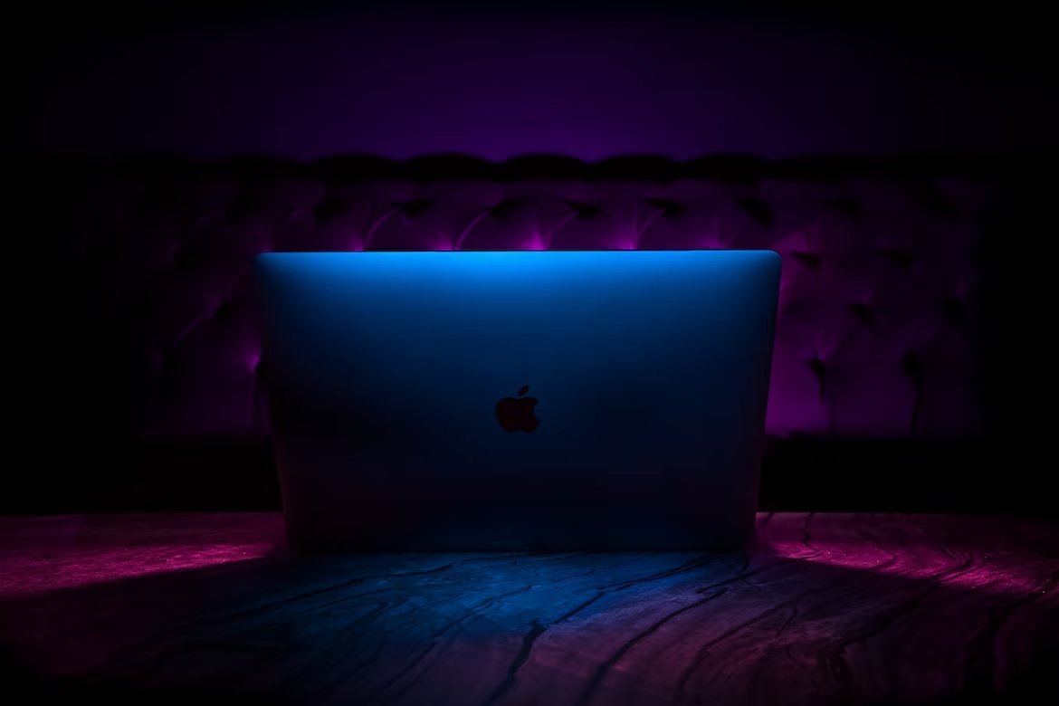 Computador da Apple sobre luz de fundo