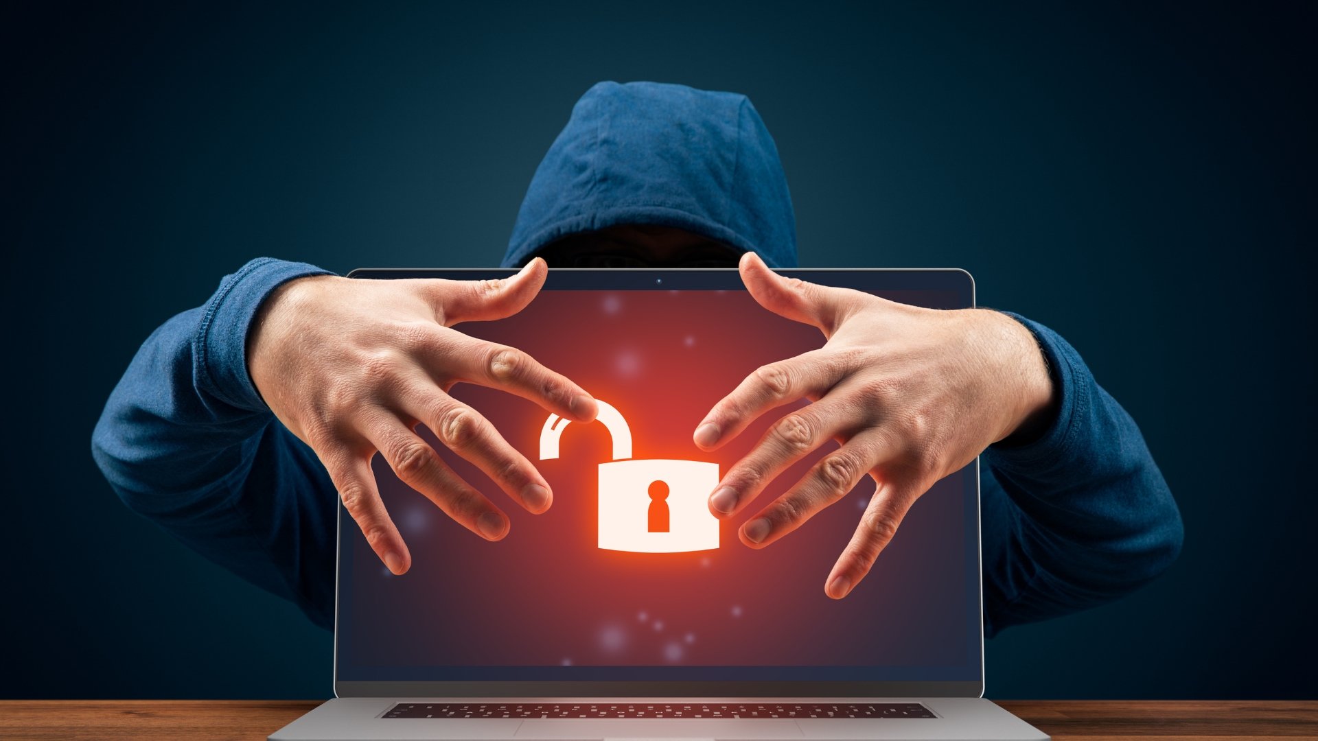 Hacker em frente de computador com cadeado vermelho