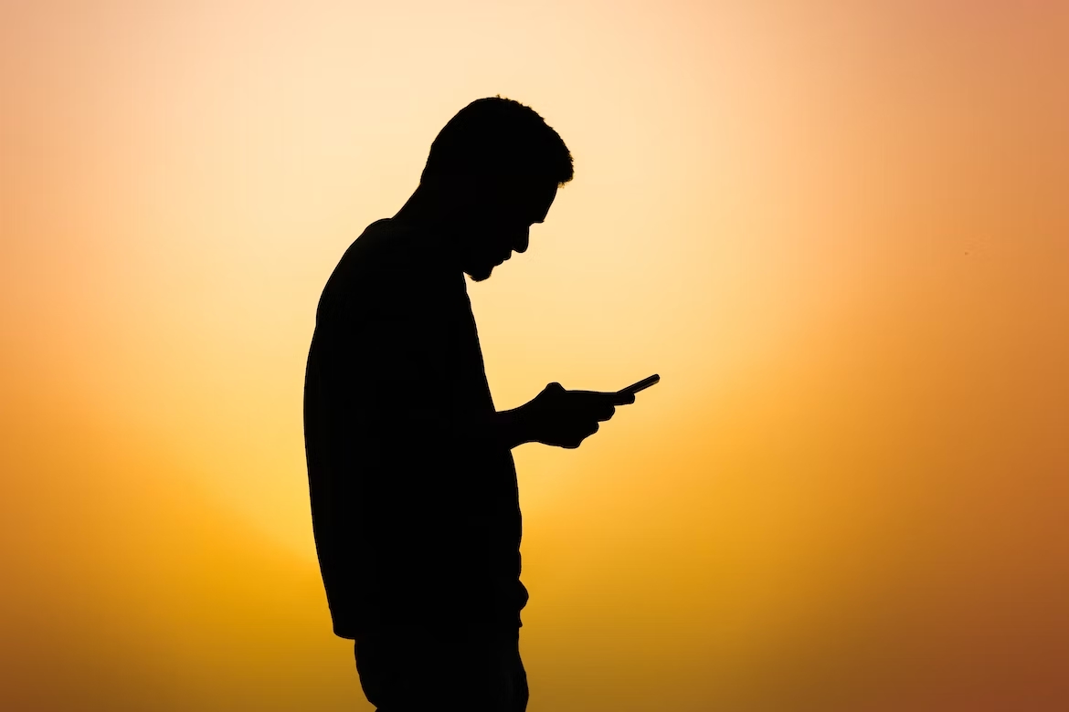 Homem a usar smartphone como formato de sombra