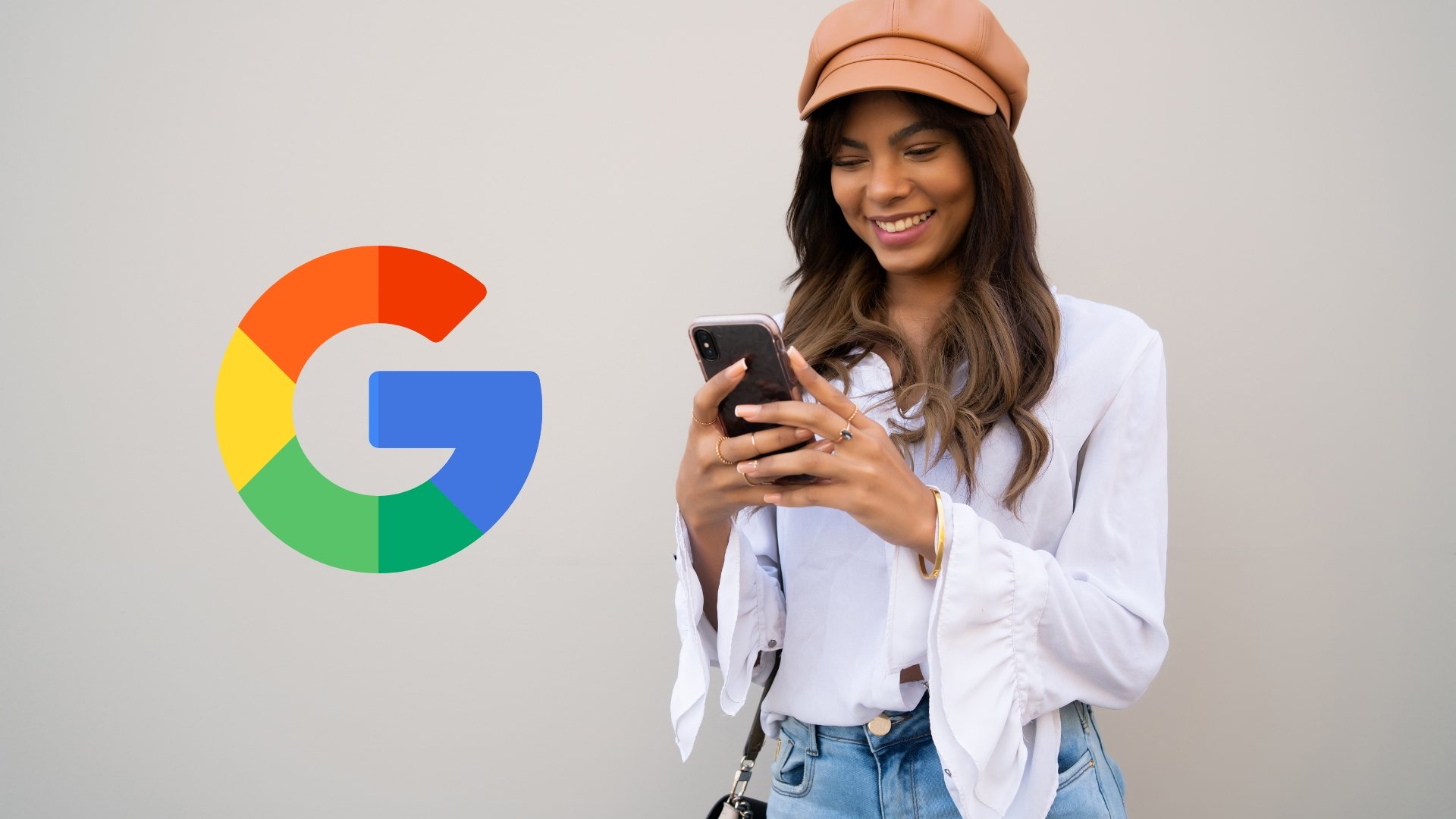 Utilizadora a usar smartphone com o logo da Google na lateral