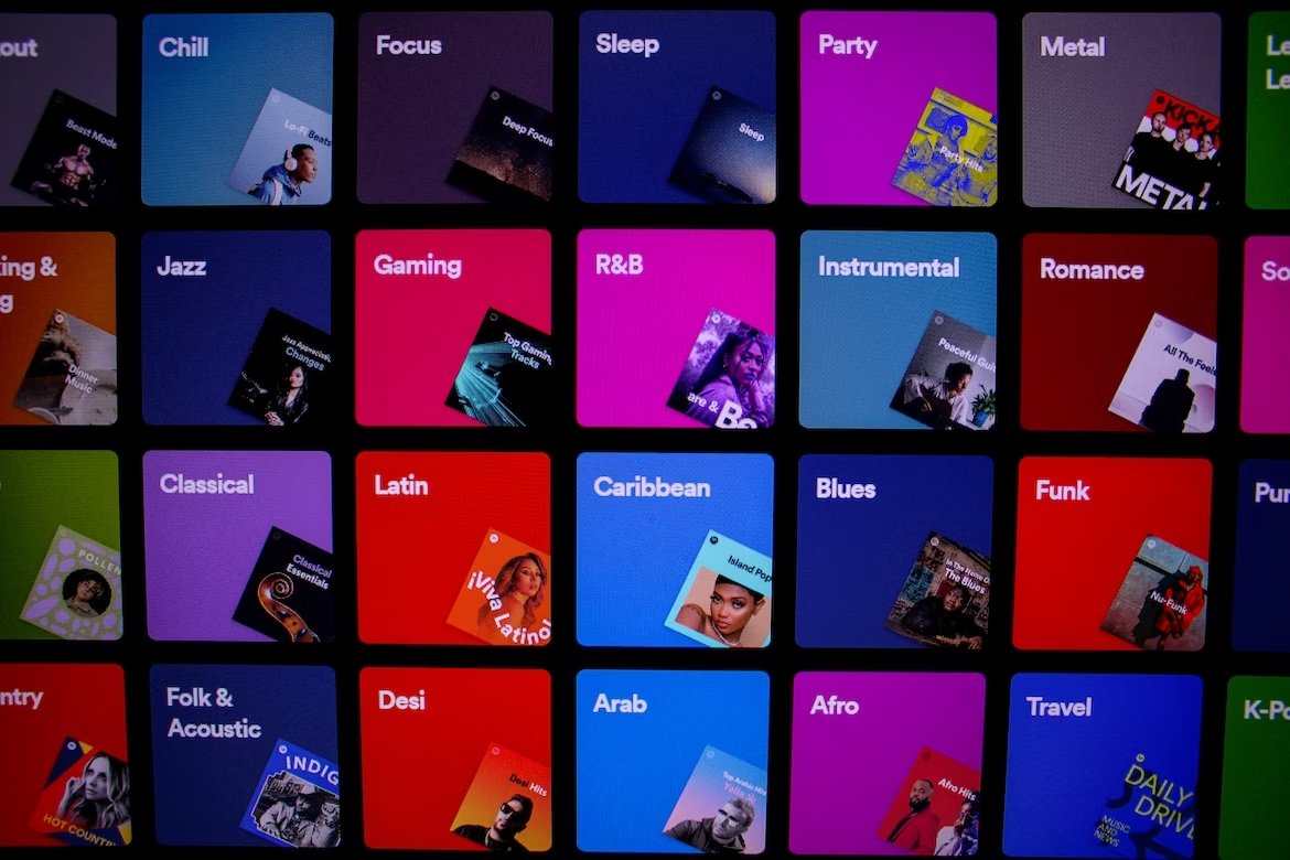 Imagem do menu do Spotify com diferentes categorias de música