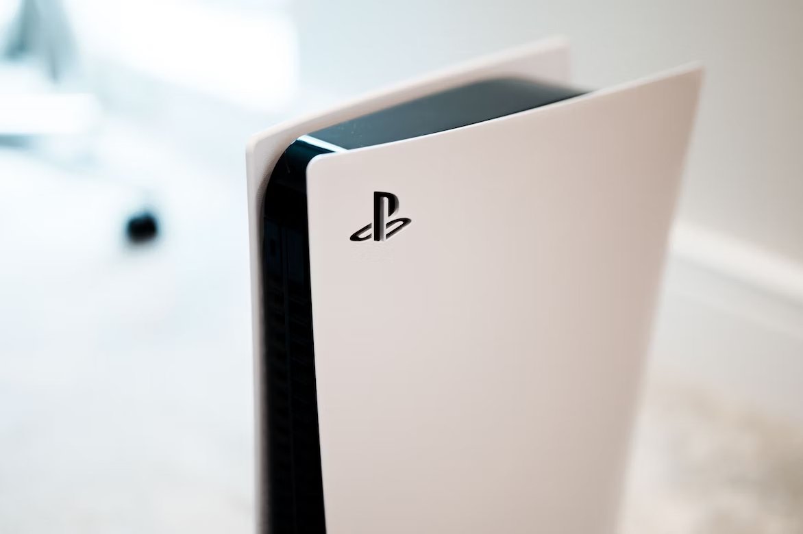 Consola da Playstation 5 em destaque no logo