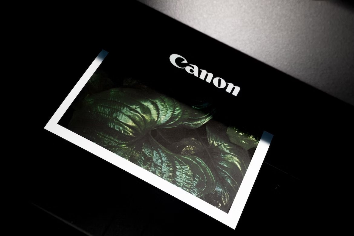 impressora da Canon com foto a ser imprimida