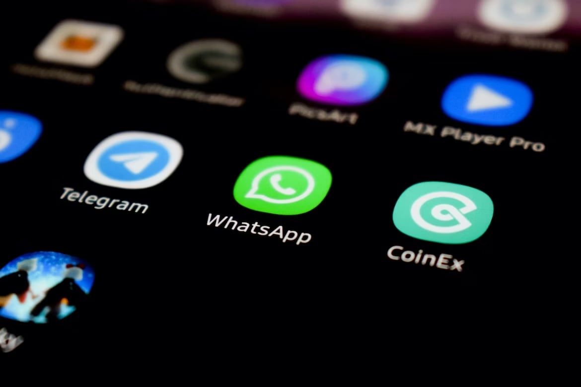 Logo do WhatsApp em smartphone