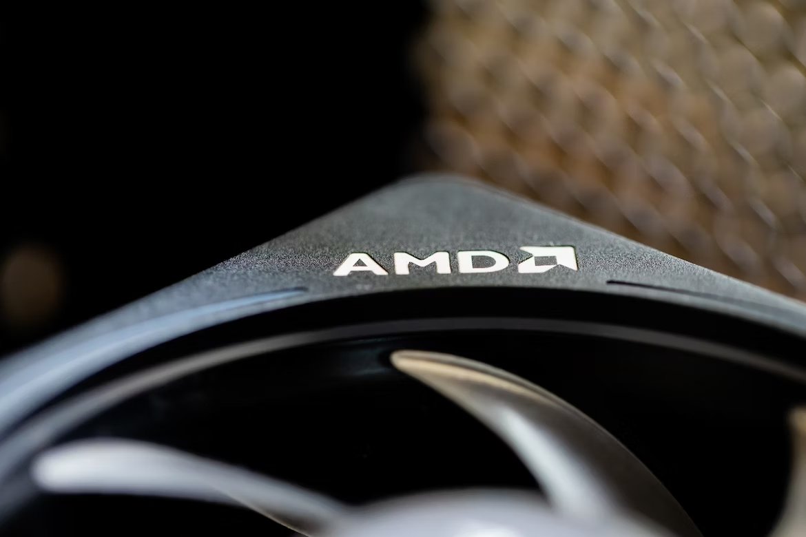 Ventoinha cooler do prrocessador da AMD com logo da empresa em destaque
