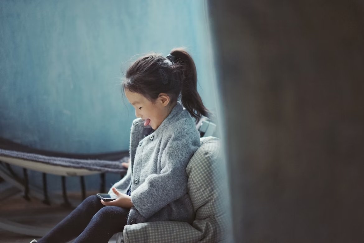 Criança a usar um smartphone