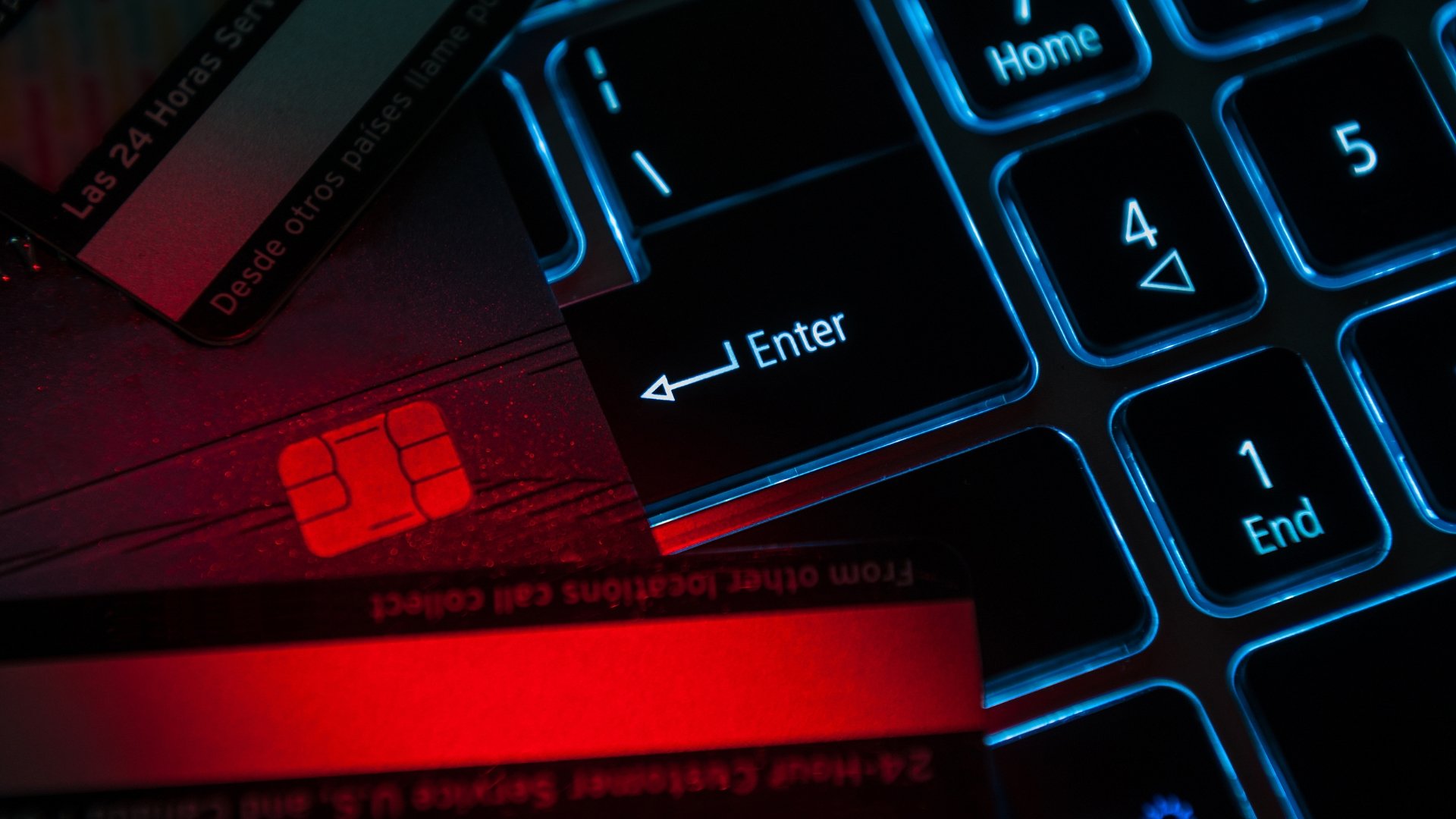 Cartões de crédito em cima de teclado