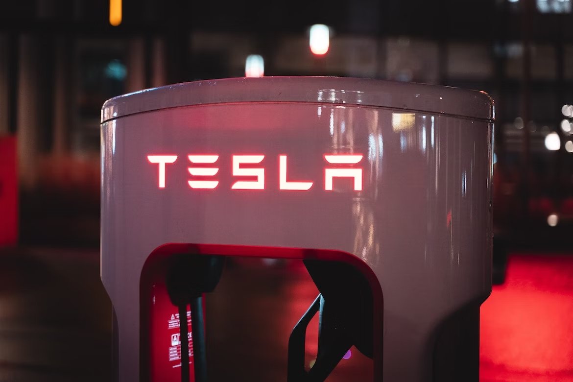 Posto de carregamento da Tesla iluminado