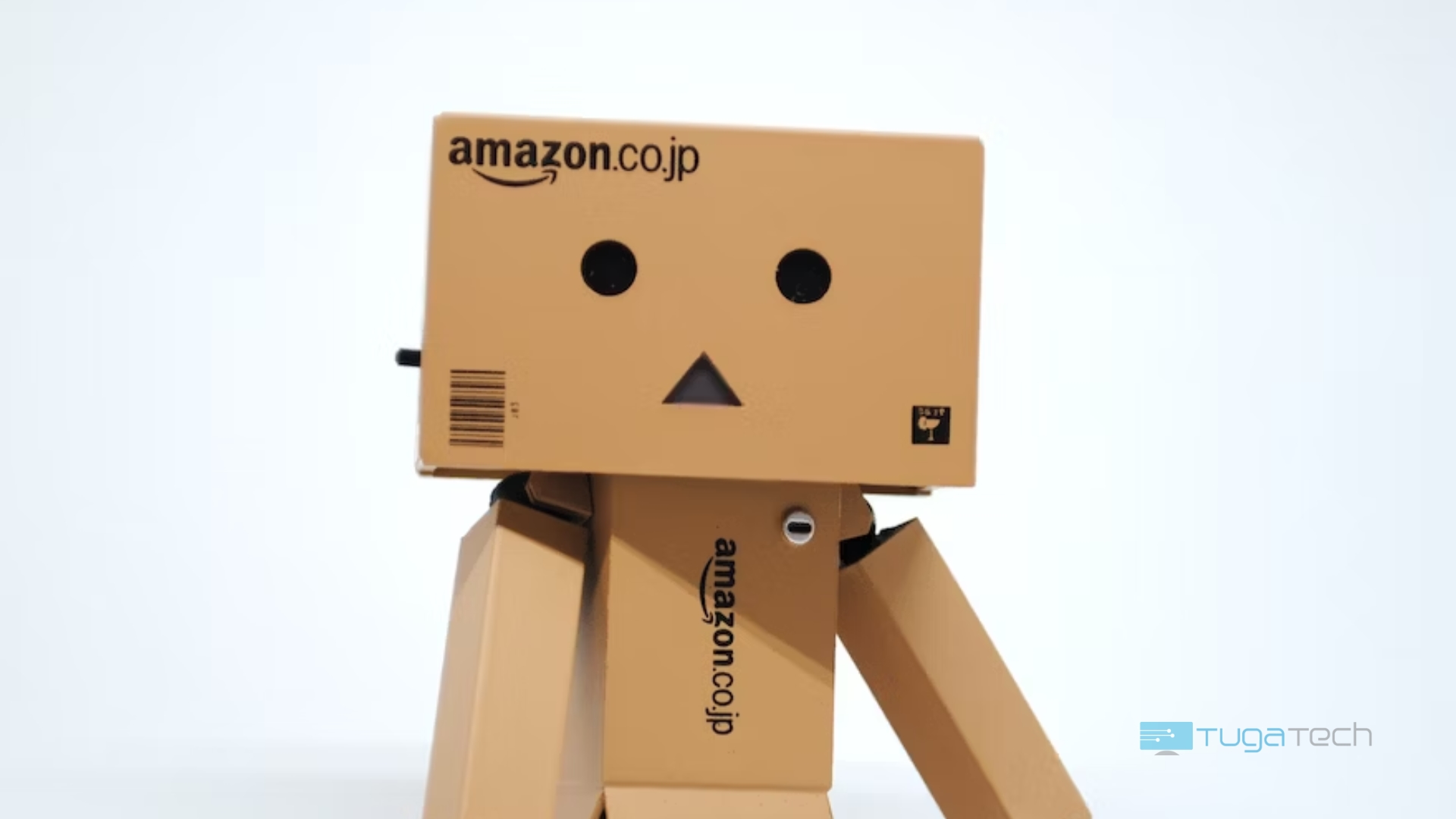 Boneco da Amazon a olhar em frente