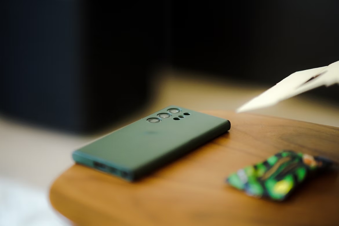 Samsung Galaxy S23 sob uma mesa