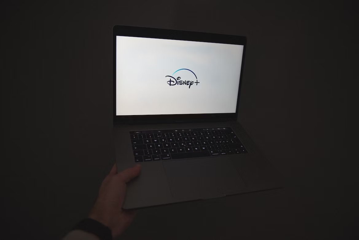 Computador com imagem do Disney Plus