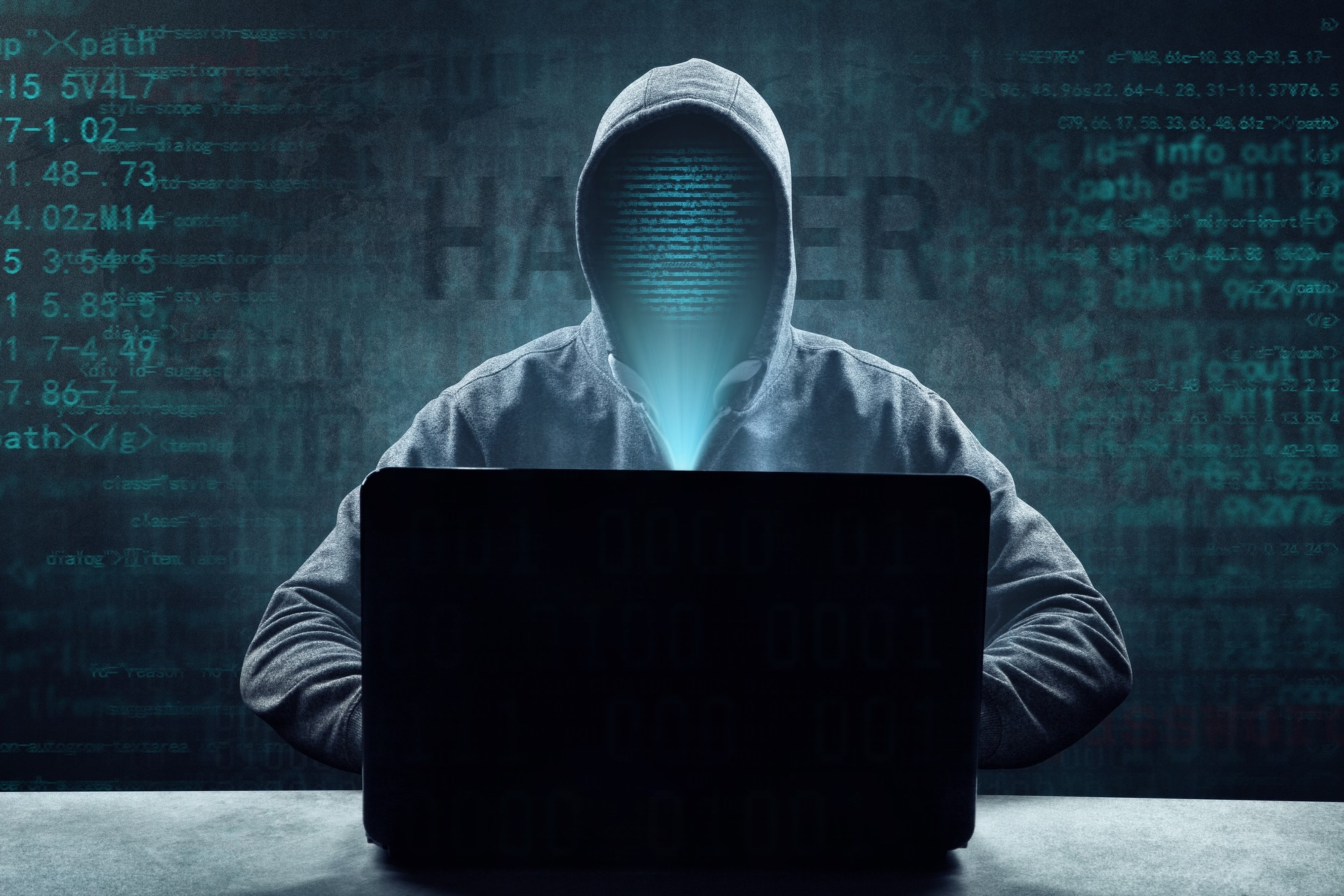 Hacker em frente de computador