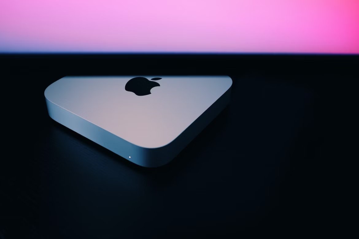 Apple Mac Mini sobre monitor da Apple