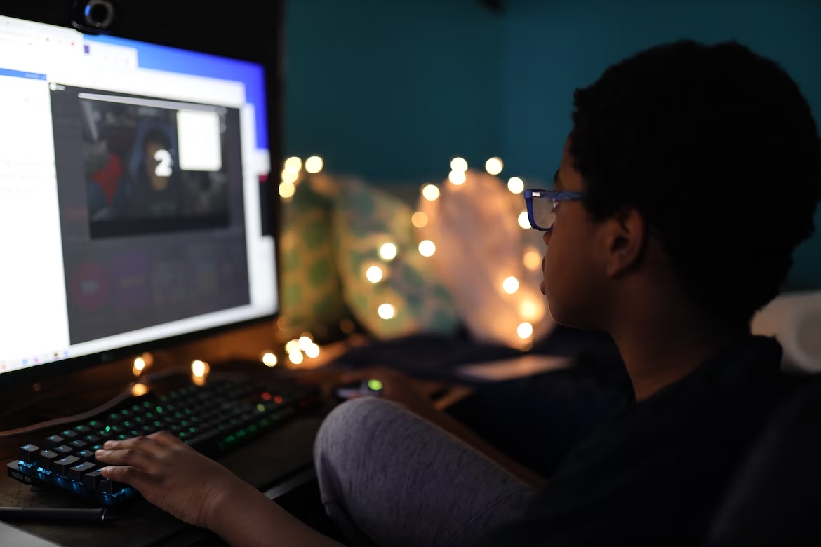Criança a jogar em computador