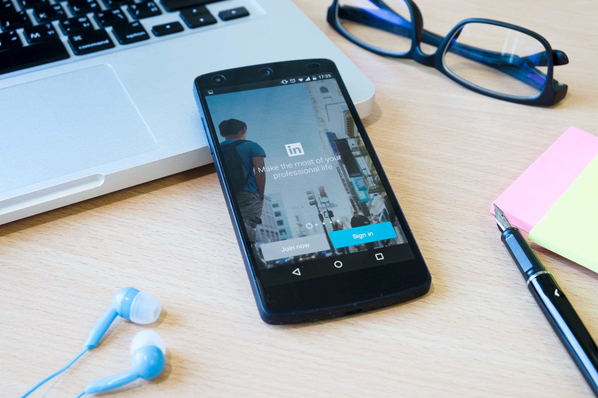 app do linkedIn em smartphone