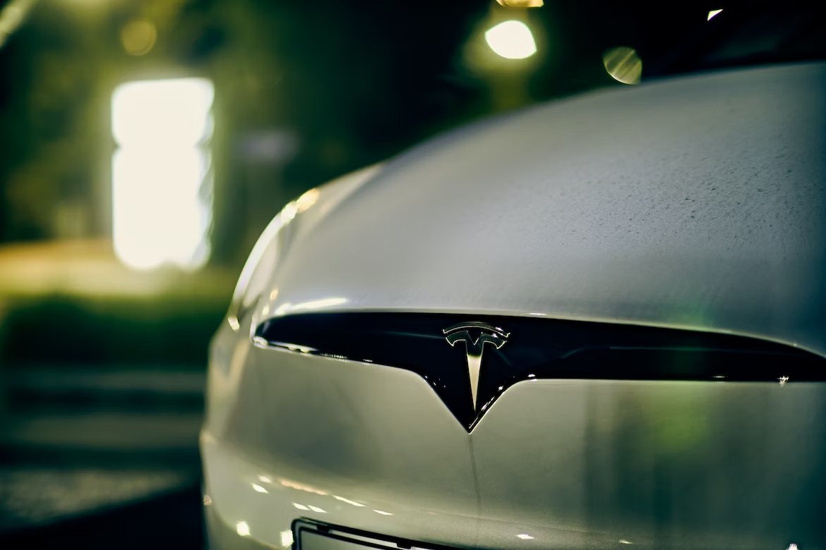 Frente de um Tesla