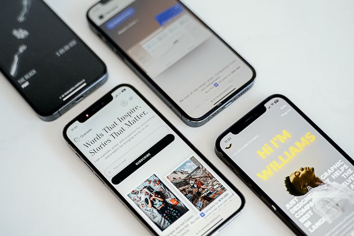 Apple iPhone 15 sobre uma mesa com diferentes sites abertos