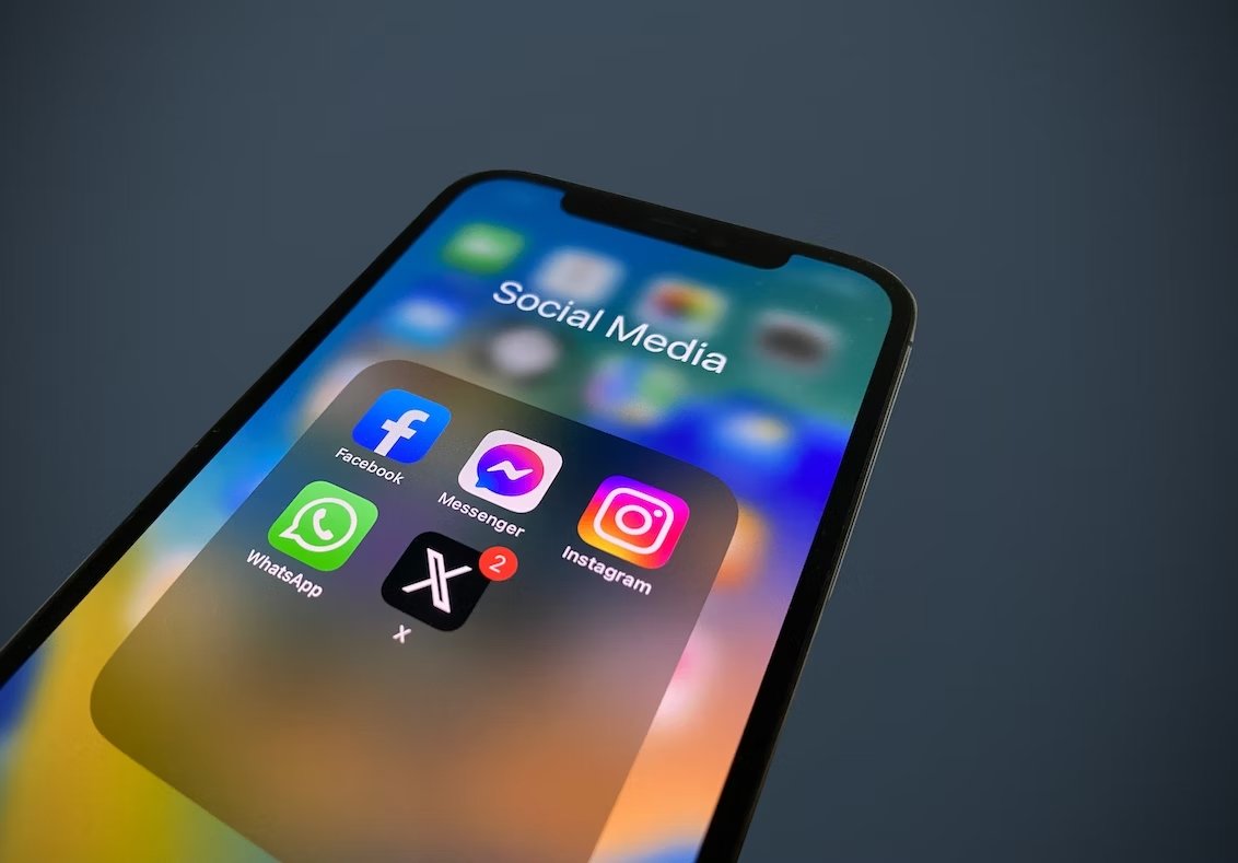 iPhone com destaque para apps de redes sociais e foco na X