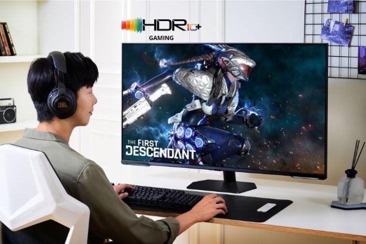 Pessoa a jogar em frente de monitor da Samsung com HDR10+ Gaming e The First Descendant