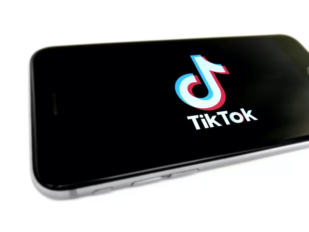 smartphone com imagem do logo do TikTok