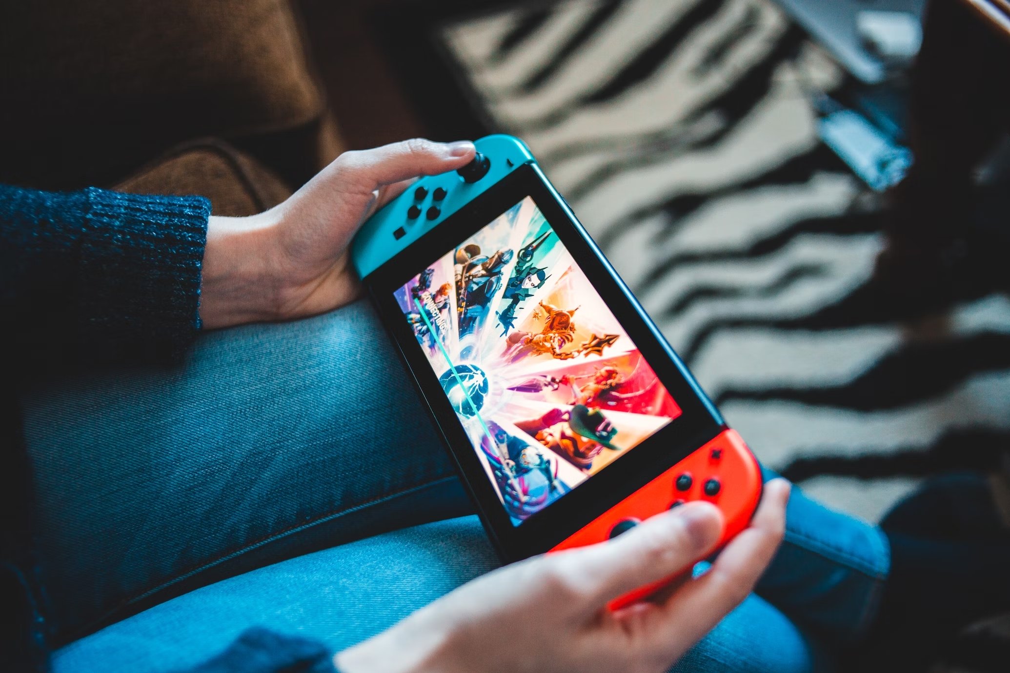 Consola Nintendo Switch a ser utilizada com jogo desconhecido no ecrã
