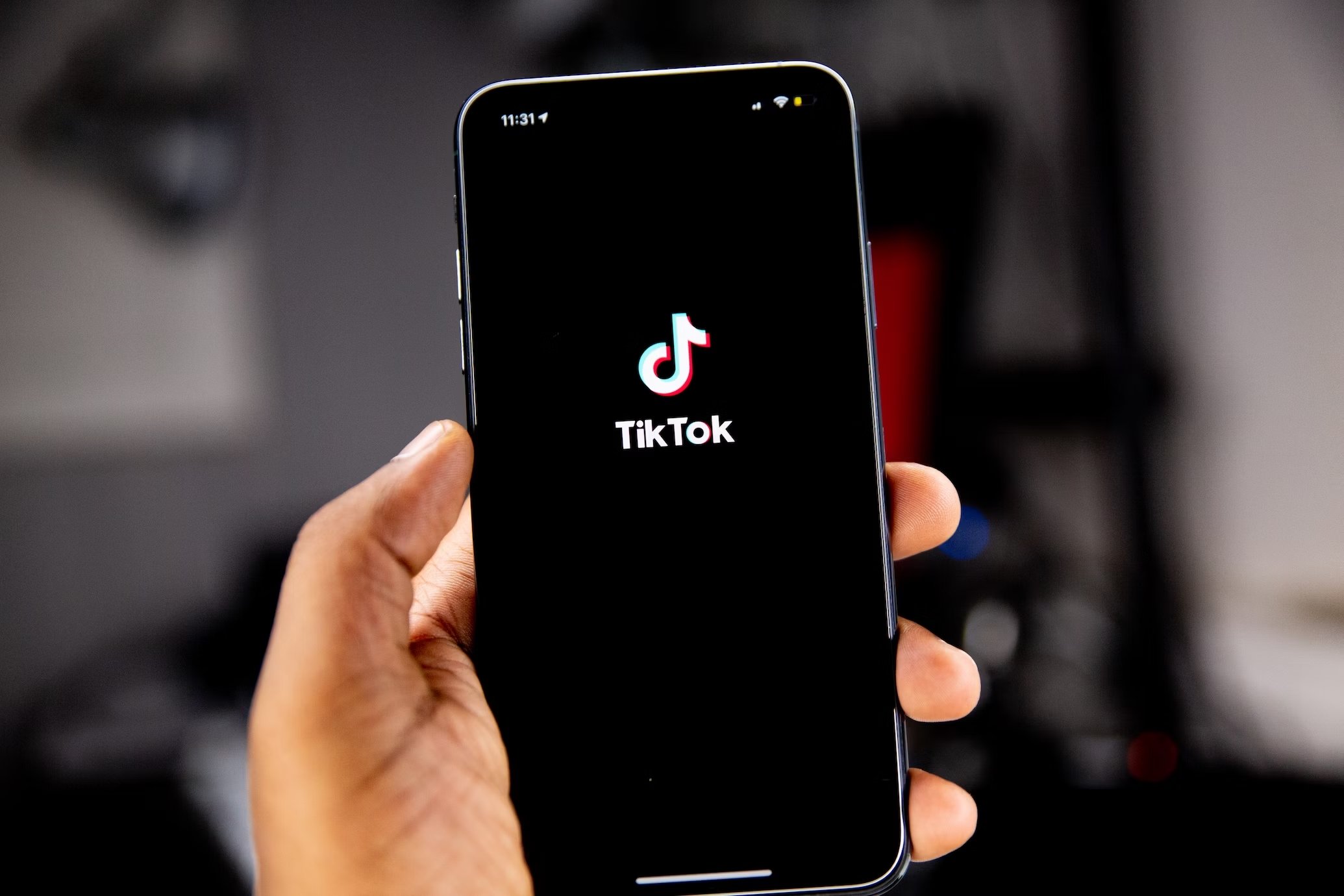 Smartphone com app do TikTok aberta