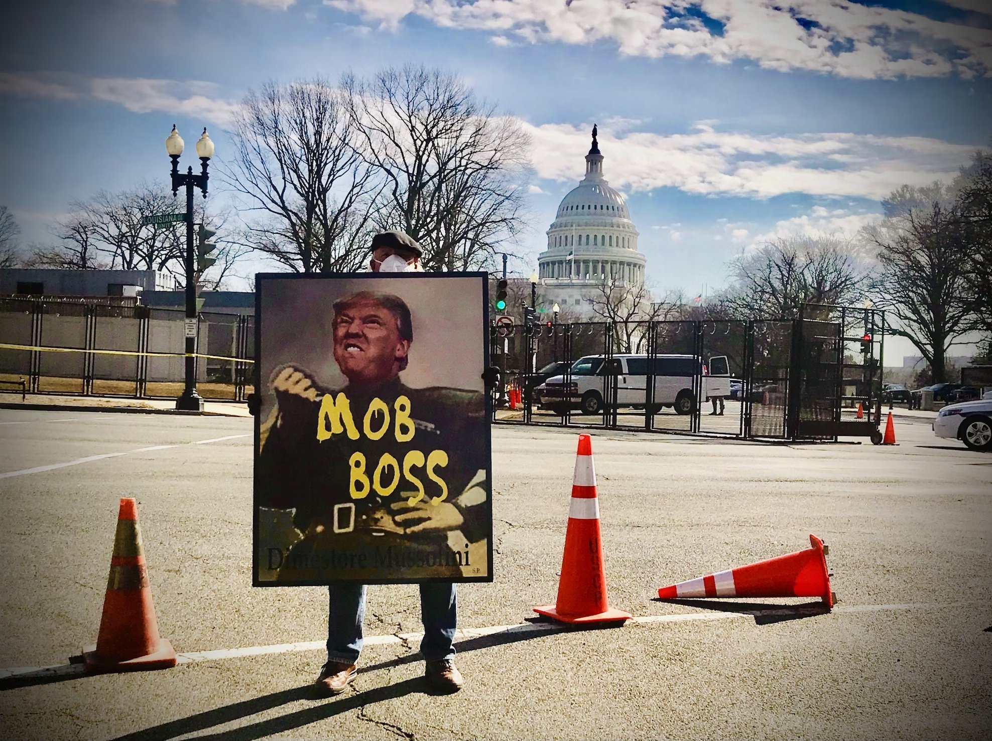 Imagem de protestante com cartaz contra Donald Trump
