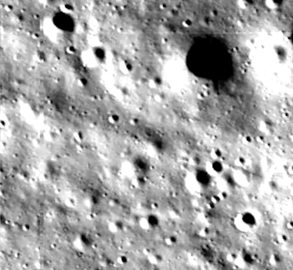 imagem da superficie sul da lua