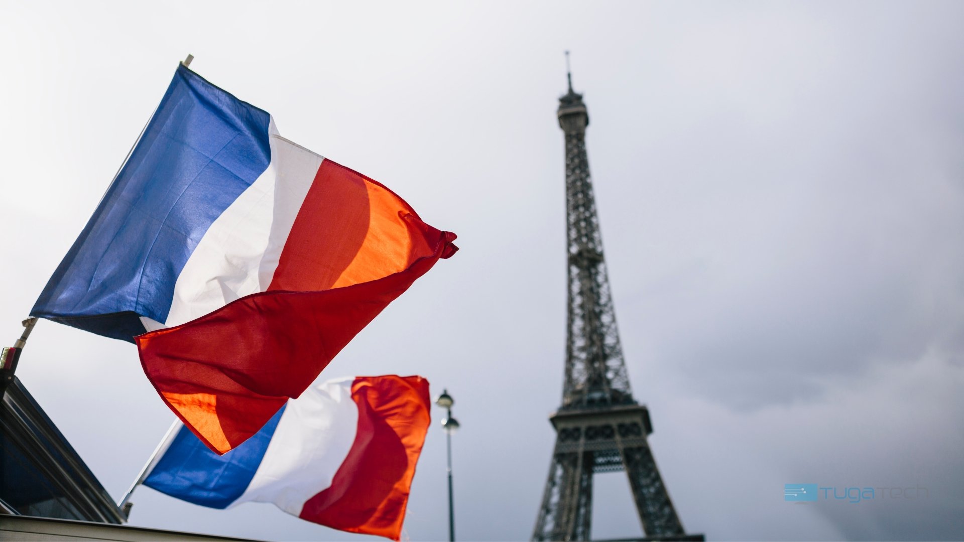 bandeiras de França com torre Eiffel de fundo